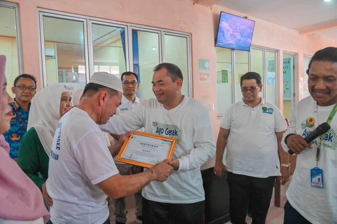 Pemberian Penghargaan kepada pasien stroke yang mempunyai semangat yang tinggi dan aktif dalam kegiatan komunitas peduli stroke di RSUD Kota Padangsidimpuan Image
