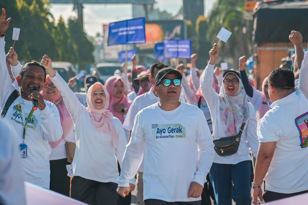 PJ Walikota Melepas Peserta Gerak Jalan Santai Komunitas Peduli Stroke RSUD Kota Padangsidimpuan dalam Rangka Memperingati Hari Stroke Sedunia Tahun 23024 Image