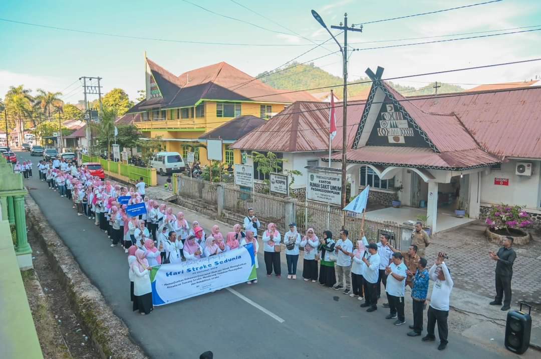 PJ Walikota Melepas Peserta Gerak Jalan Santai Komunitas Peduli Stroke RSUD Kota Padangsidimpuan dalam Rangka Memperingati Hari Stroke Sedunia Tahun 23024 Image