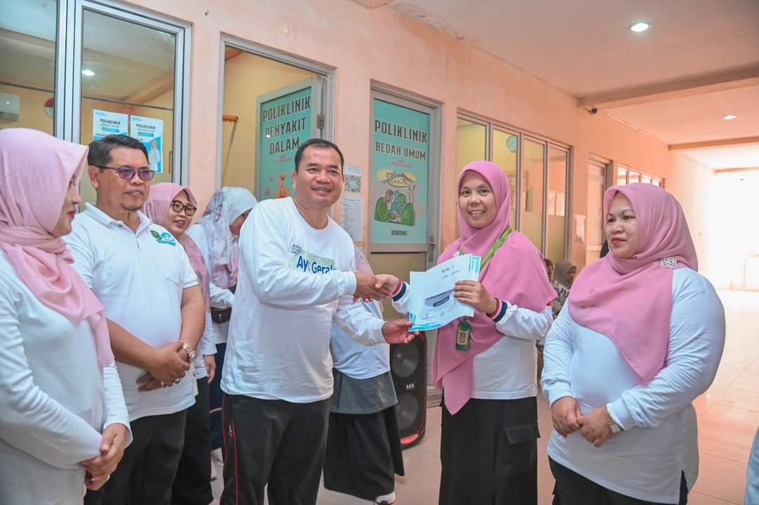 Pemberian Hadiah Juara Lomba Cerdas Cermat dalam Rangka Memperingati Hari Stroke Seduni Tahun 2024 RSUD Kota Padangsidimpuan Image