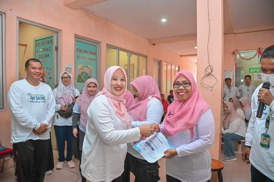 Pemberian Hadiah Juara Lomba Cerdas Cermat dalam Rangka Memperingati Hari Stroke Seduni Tahun 2024 RSUD Kota Padangsidimpuan Image