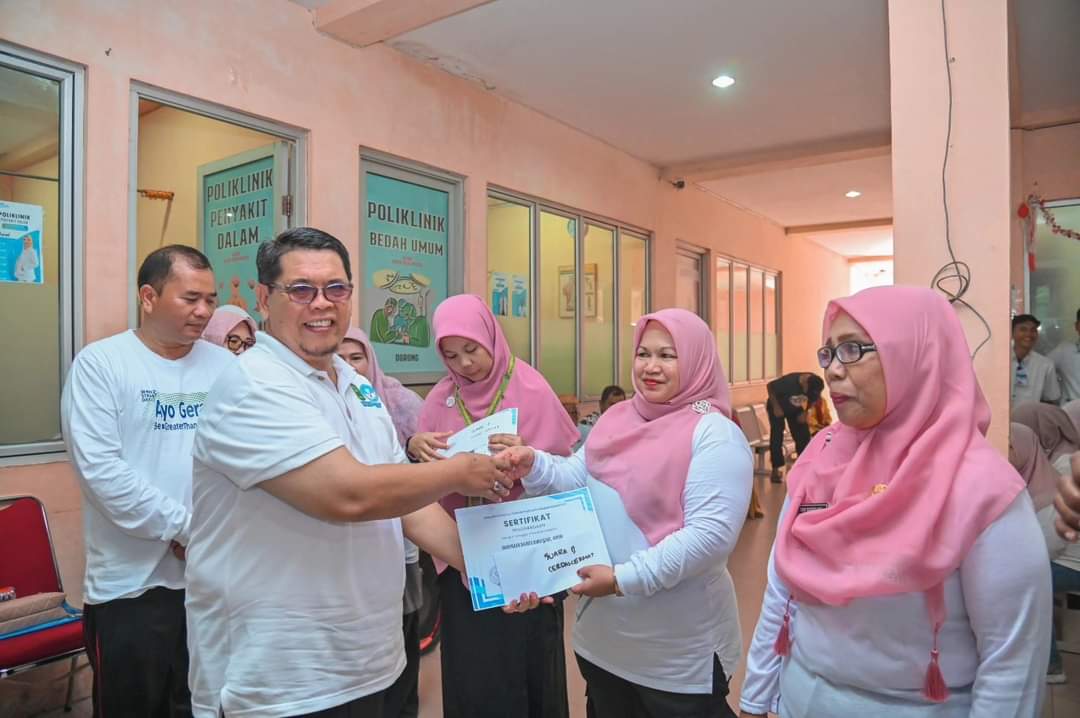 Pemberian Hadiah Juara Lomba Cerdas Cermat dalam Rangka Memperingati Hari Stroke Seduni Tahun 2024 RSUD Kota Padangsidimpuan Image
