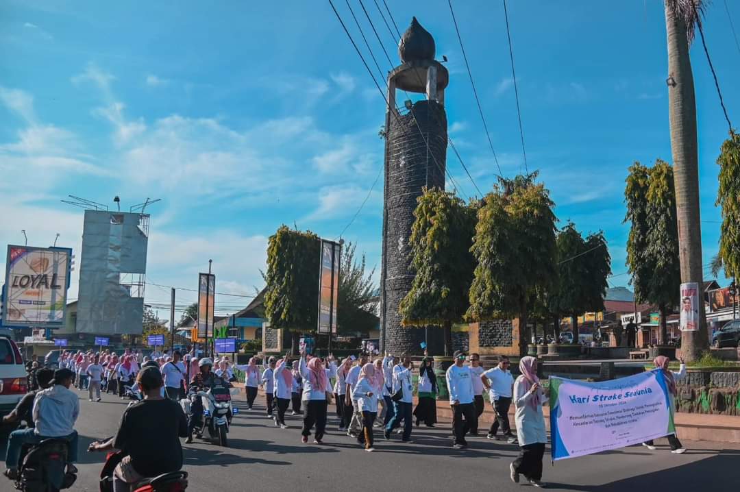 PJ Walikota Melepas Peserta Gerak Jalan Santai Komunitas Peduli Stroke RSUD Kota Padangsidimpuan dalam Rangka Memperingati Hari Stroke Sedunia Tahun 23024 Image