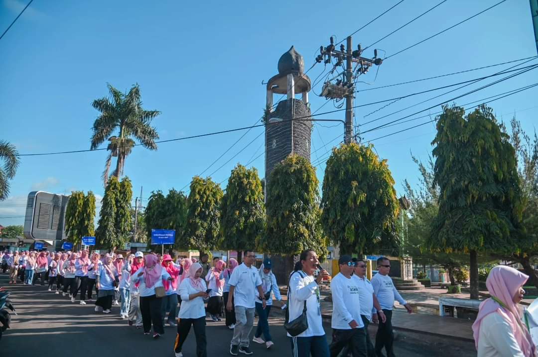 PJ Walikota Melepas Peserta Gerak Jalan Santai Komunitas Peduli Stroke RSUD Kota Padangsidimpuan dalam Rangka Memperingati Hari Stroke Sedunia Tahun 23024 Image
