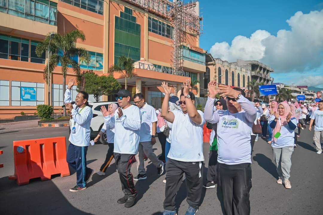PJ Walikota Melepas Peserta Gerak Jalan Santai Komunitas Peduli Stroke RSUD Kota Padangsidimpuan dalam Rangka Memperingati Hari Stroke Sedunia Tahun 23024 Image