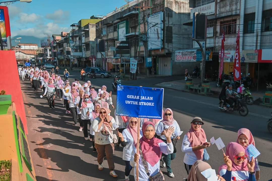 PJ Walikota Melepas Peserta Gerak Jalan Santai Komunitas Peduli Stroke RSUD Kota Padangsidimpuan dalam Rangka Memperingati Hari Stroke Sedunia Tahun 23024 Image