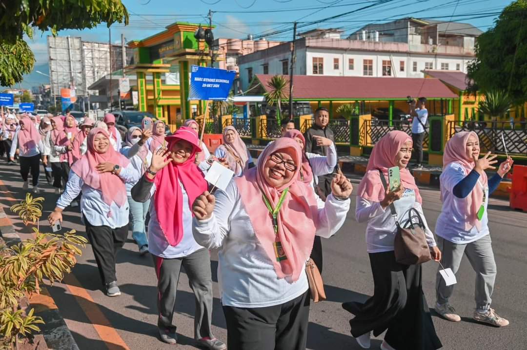 PJ Walikota Melepas Peserta Gerak Jalan Santai Komunitas Peduli Stroke RSUD Kota Padangsidimpuan dalam Rangka Memperingati Hari Stroke Sedunia Tahun 23024 Image