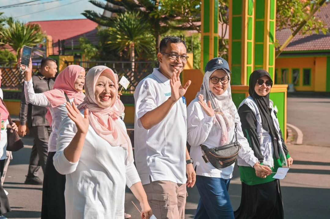 PJ Walikota Melepas Peserta Gerak Jalan Santai Komunitas Peduli Stroke RSUD Kota Padangsidimpuan dalam Rangka Memperingati Hari Stroke Sedunia Tahun 23024 Image
