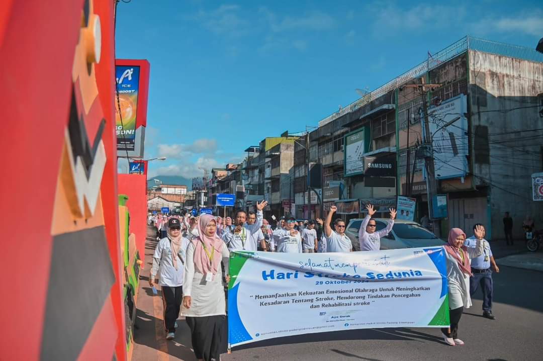 PJ Walikota Melepas Peserta Gerak Jalan Santai Komunitas Peduli Stroke RSUD Kota Padangsidimpuan dalam Rangka Memperingati Hari Stroke Sedunia Tahun 23024 Image